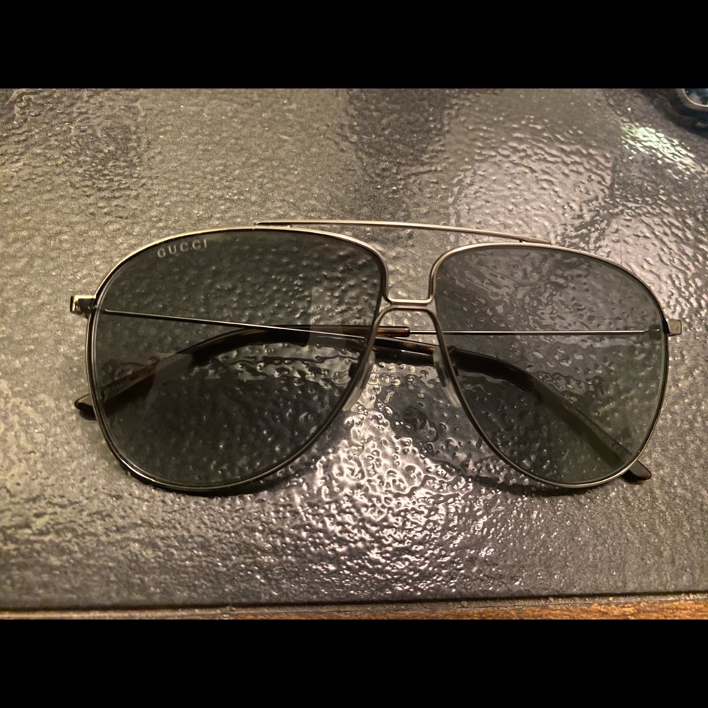 Gucci aviator glasses no scratches on lens or frame in new condition